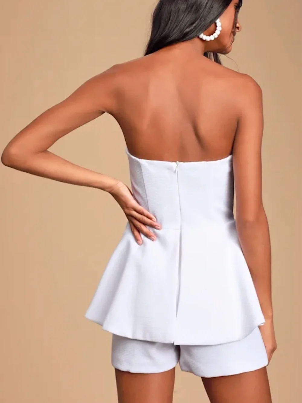 Lulus Women’s Strapless Romper White Peplum Structured Shorts Size Small NWT - Picture 2 of 11